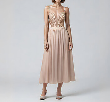 Elegante vestido midi dorado con una silueta refinada para ocasiones especiales.