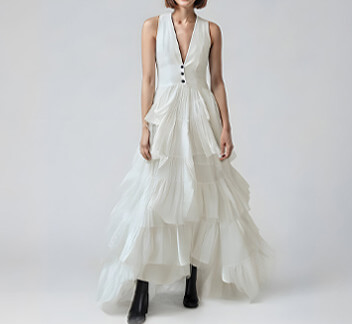 Vestido largo blanco fluido adornado con suaves volantes para un toque romántico.