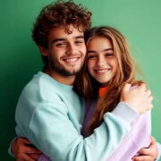 Transforme uma foto de casal em um vídeo onde duas pessoas se abraçam.