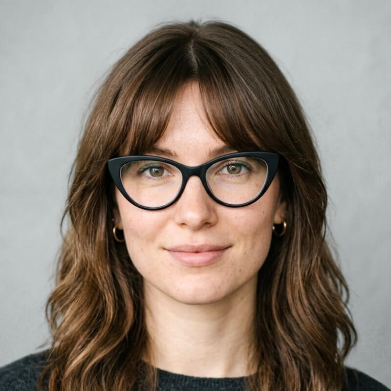 Rectangle Face wiht Cat-Eyes Frames